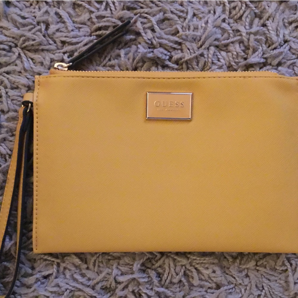 GUESS women zip top wristlet.